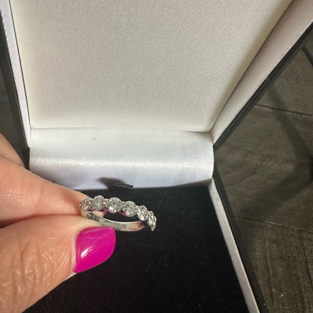 Diamond platinum band, 7 diamonds. Stunning, ring size about 6